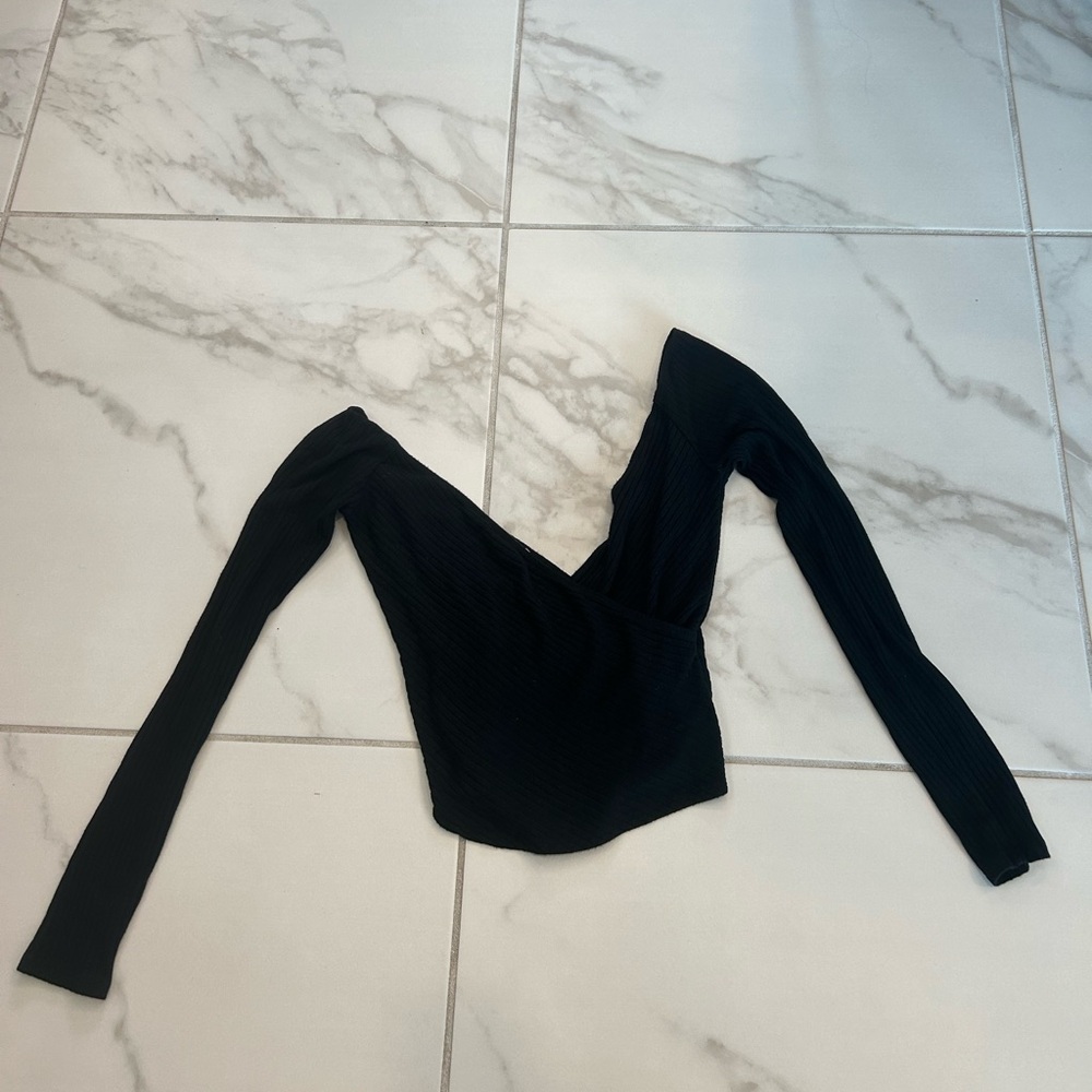 Reformation Black Ribbed V-Neck Long-Sleeve Crop Top
